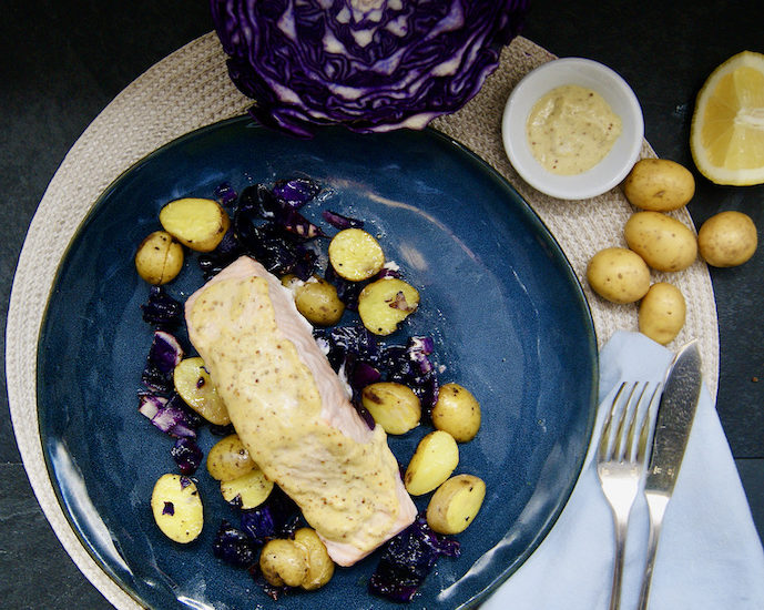 Saumon rôti, chou rouge et pommes de terre grenaille au four
