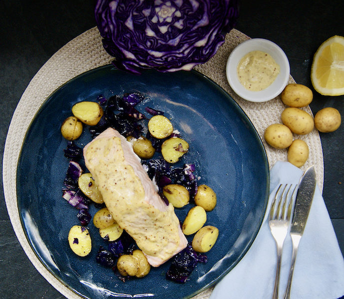 Saumon rôti, chou rouge et pommes de terre grenaille au four