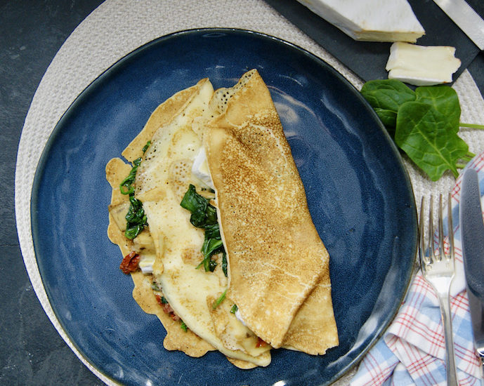 Crêpes salées aux épinards, tomates séchées, artichauts et brie