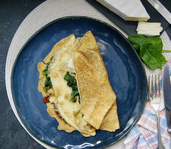 Crêpes salées aux épinards, tomates séchées, artichauts et brie