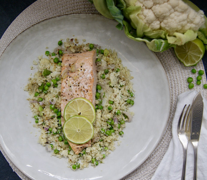 Saumon, semoule de chou-fleur et petits pois au four
