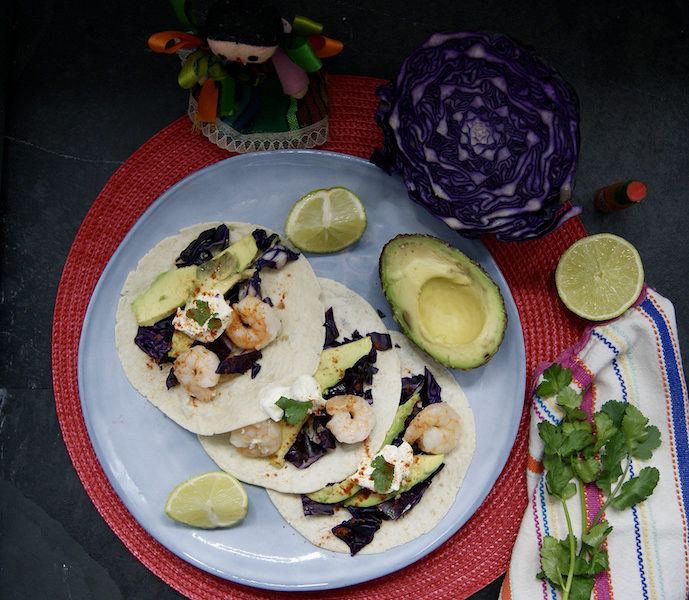 Tacos aux crevettes grillées et au chou rouge