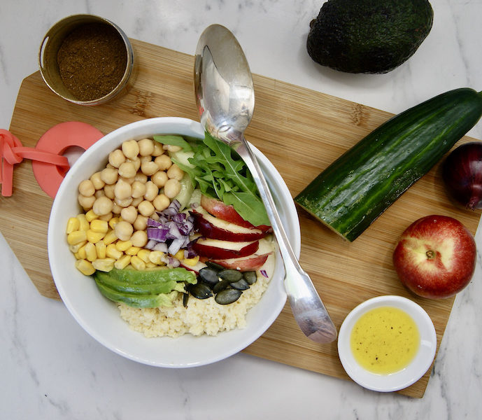 Buddha Bowl au couscous, concombre et nectarines