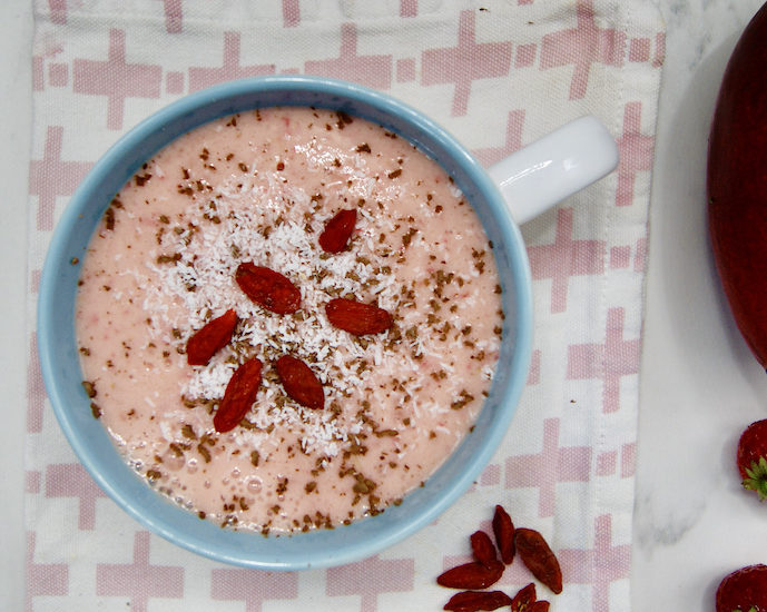 Bol de lait fraises mangue et baies de Goji
