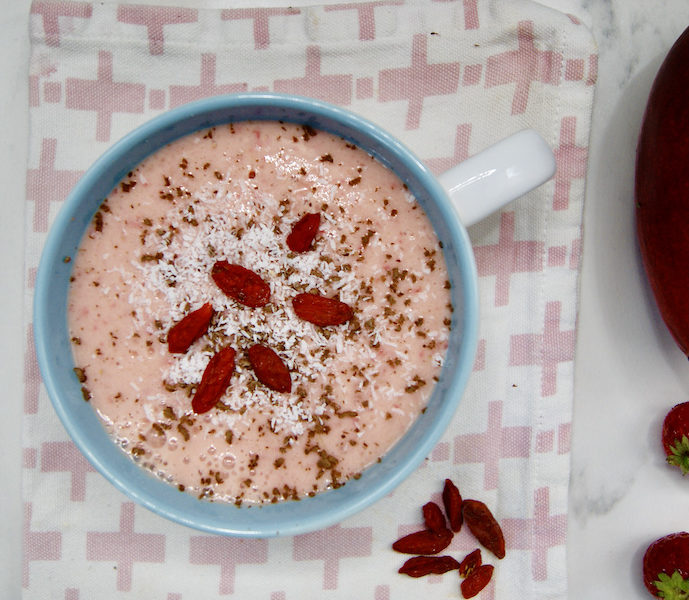 Bol de lait fraises mangue et baies de Goji