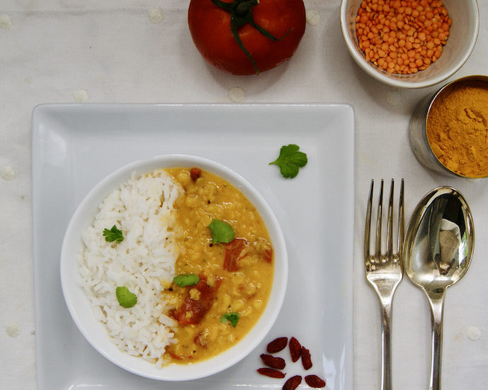 Dahl de lentilles corail aux tomates et baies de goji