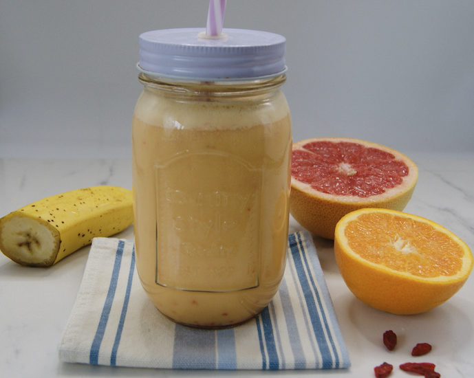 Smoothie pamplemousse, orange et baies de Goji