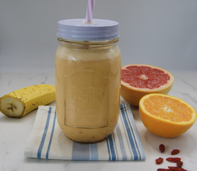 Smoothie pamplemousse, orange et baies de Goji