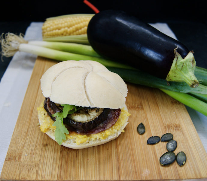 Petit pain aux aubergines et pesto de maïs