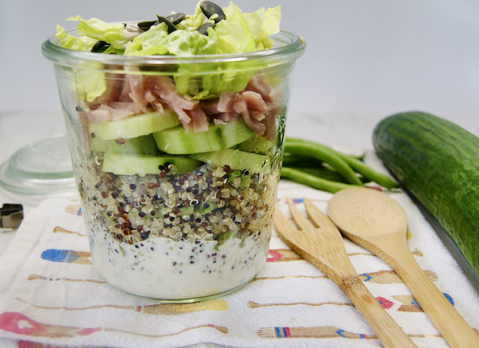 Salade de quinoa et jambon, dressing au yaourt en pot