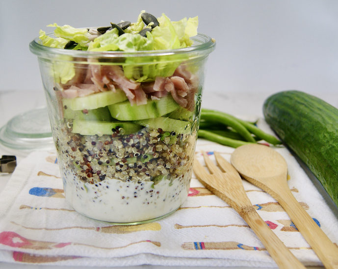 Salade de quinoa et jambon, dressing au yaourt en pot