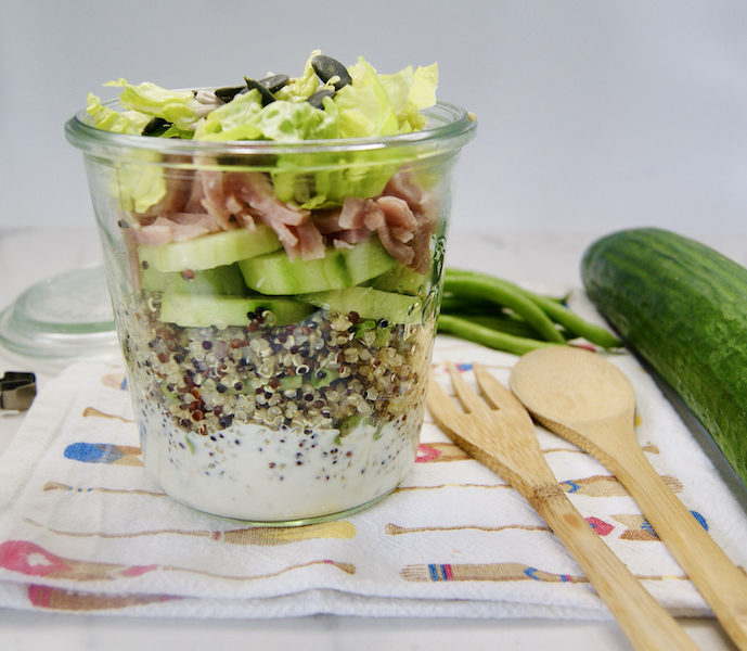 Salade de quinoa et jambon, dressing au yaourt en pot