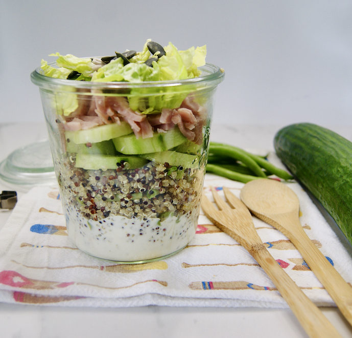 Salade de quinoa et jambon, dressing au yaourt en pot