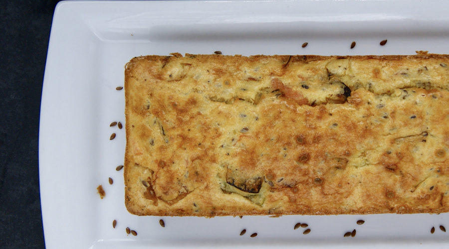 Cake au saumon fumé, poireau et graines de lin