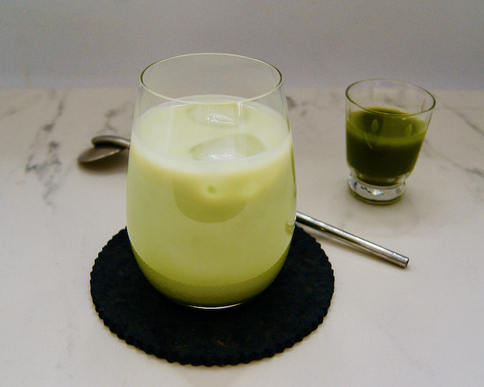 Latte matcha glacé