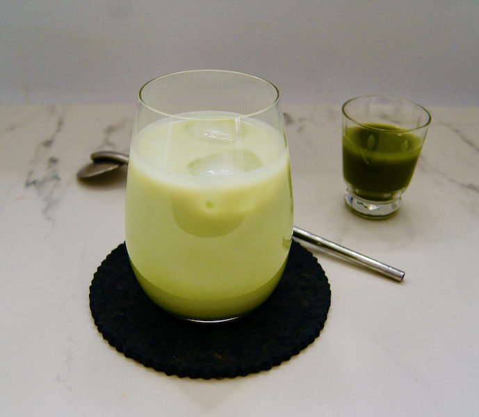 Latte matcha glacé